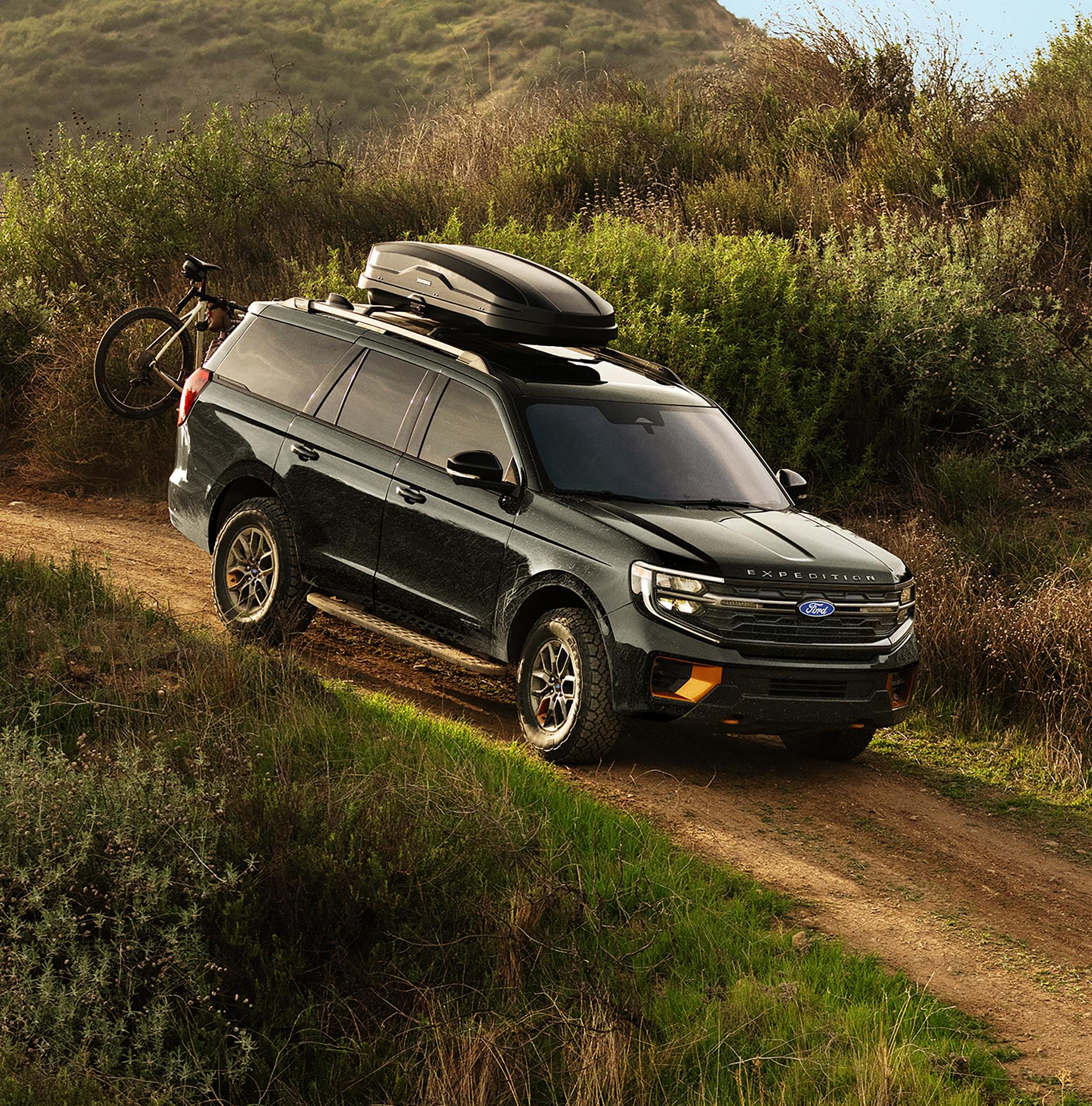 VUS Ford Expedition® Tremor® 2027 avec équipement en option et accessoires Ford offerts en option, présenté roulant sur un chemin de terre