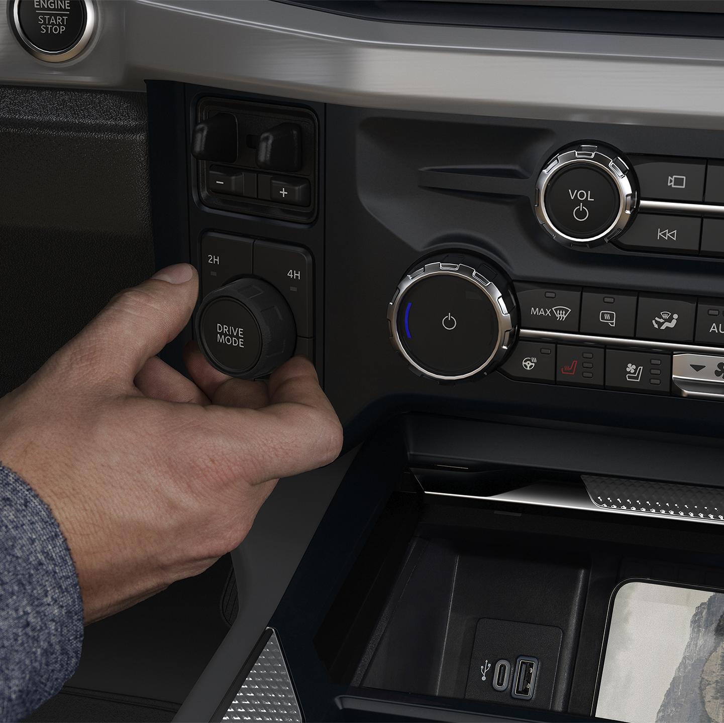 Gros plan de la console centrale à l'intérieur d'un Ford Super Duty.  