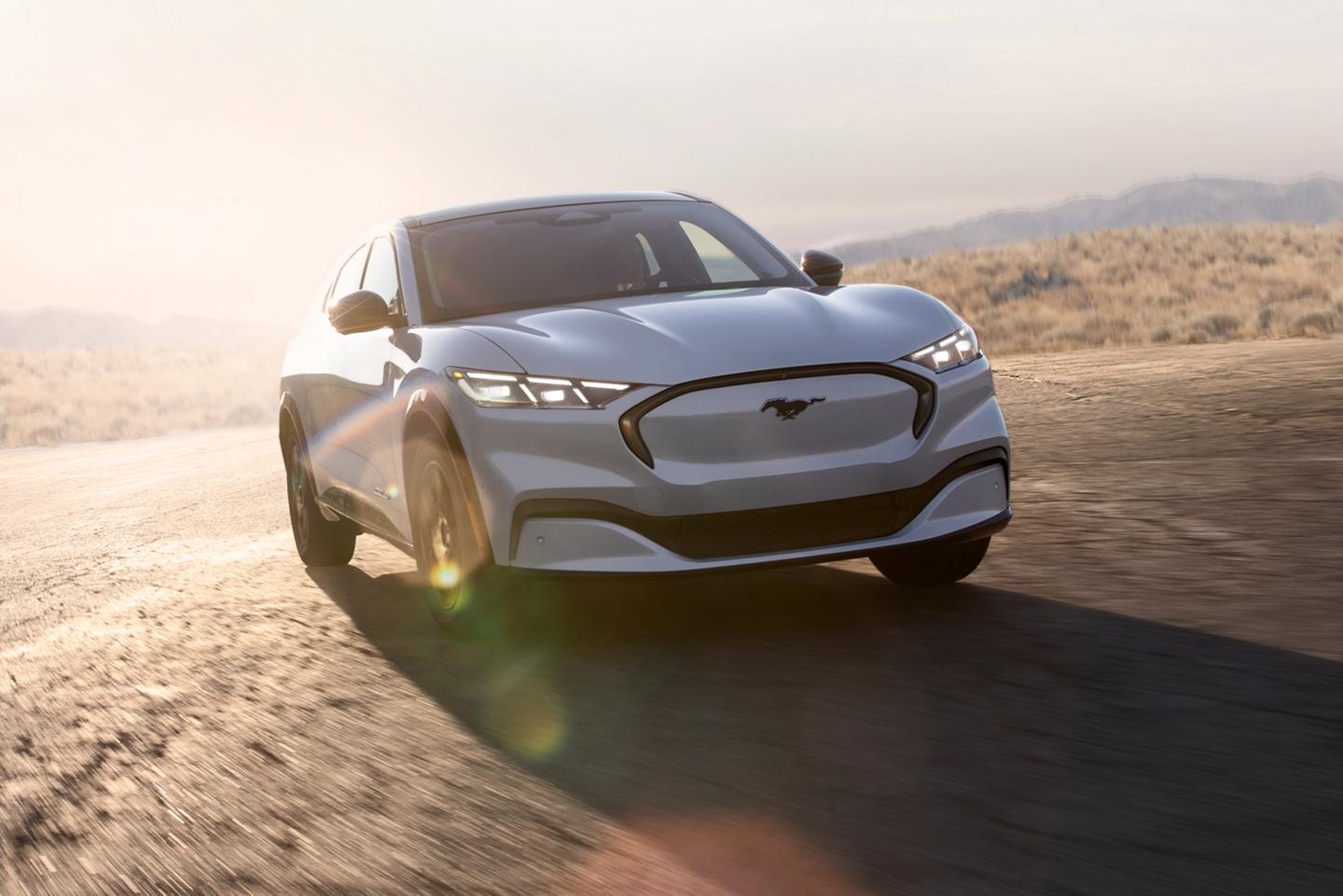 Une Mustang Mach-E® blanche roule sur une route