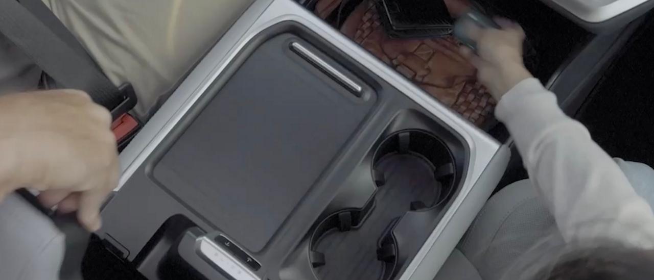 Un conducteur et un passager utilisant la console électrique Flex offerte en option dans un VUS Ford Expedition® 2027