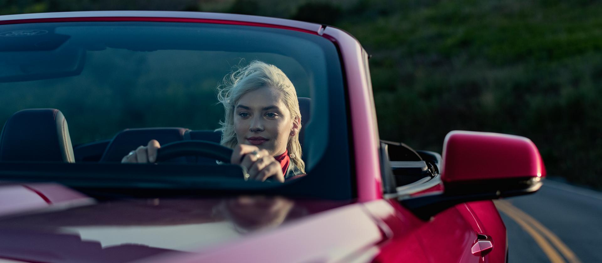 Personne conduisant une Ford Mustang® GT décapotable 2025 sur une autoroute