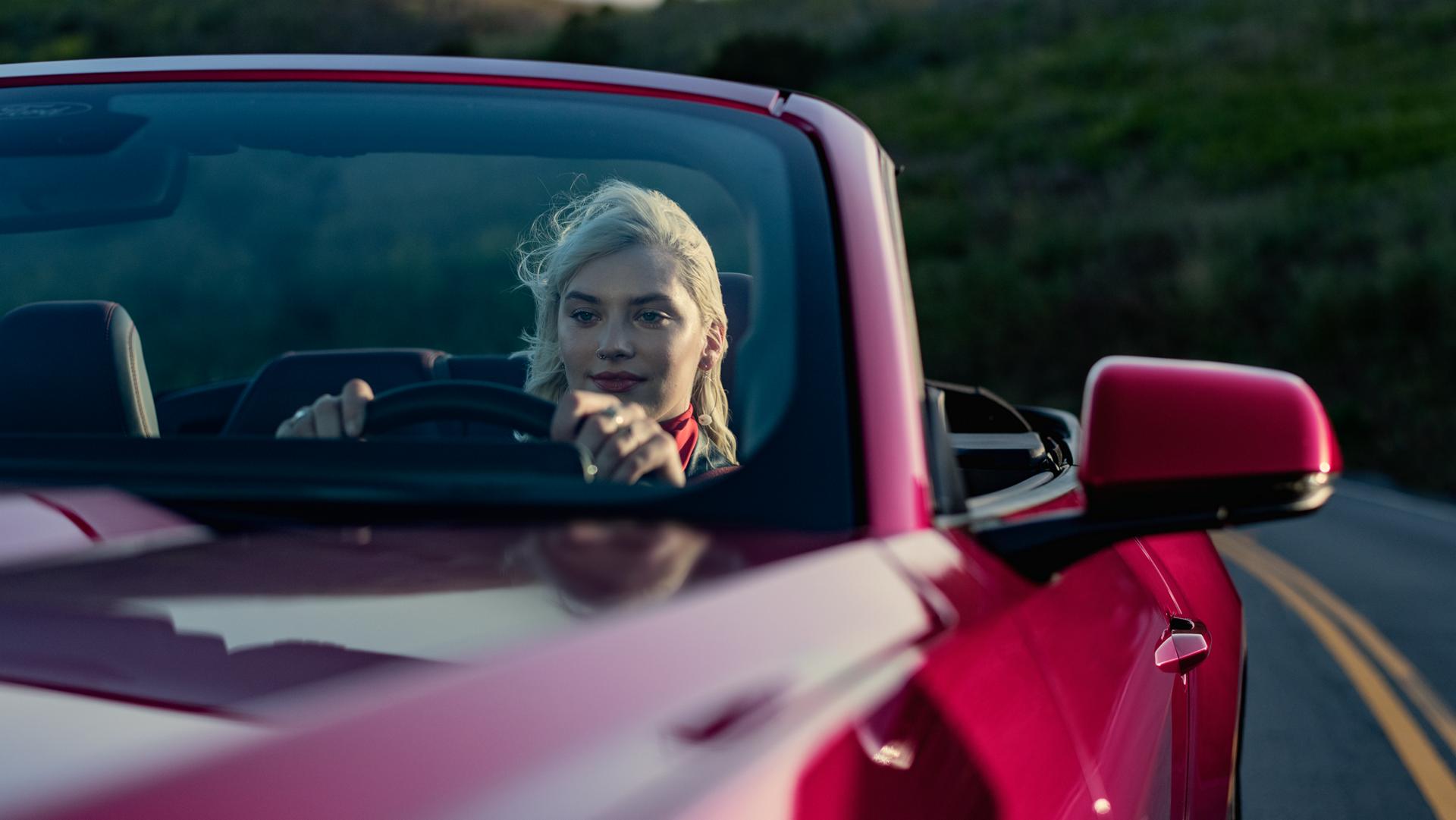 Personne conduisant une Ford Mustang® GT Premium décapotable 2025 sur une autoroute