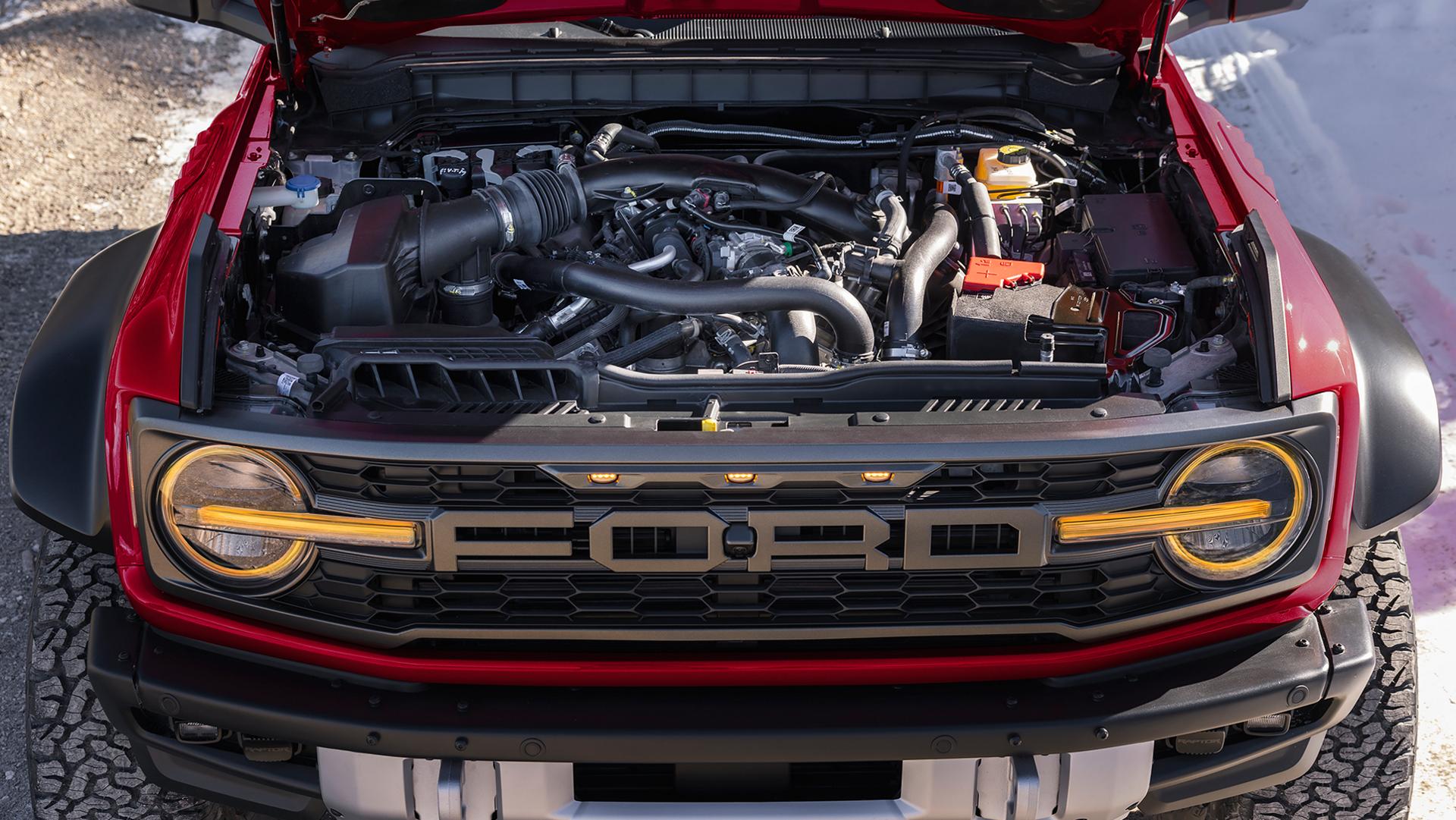 Un VUS Ford Bronco® 2026 avec le capot ouvert, dévoilant le moteur