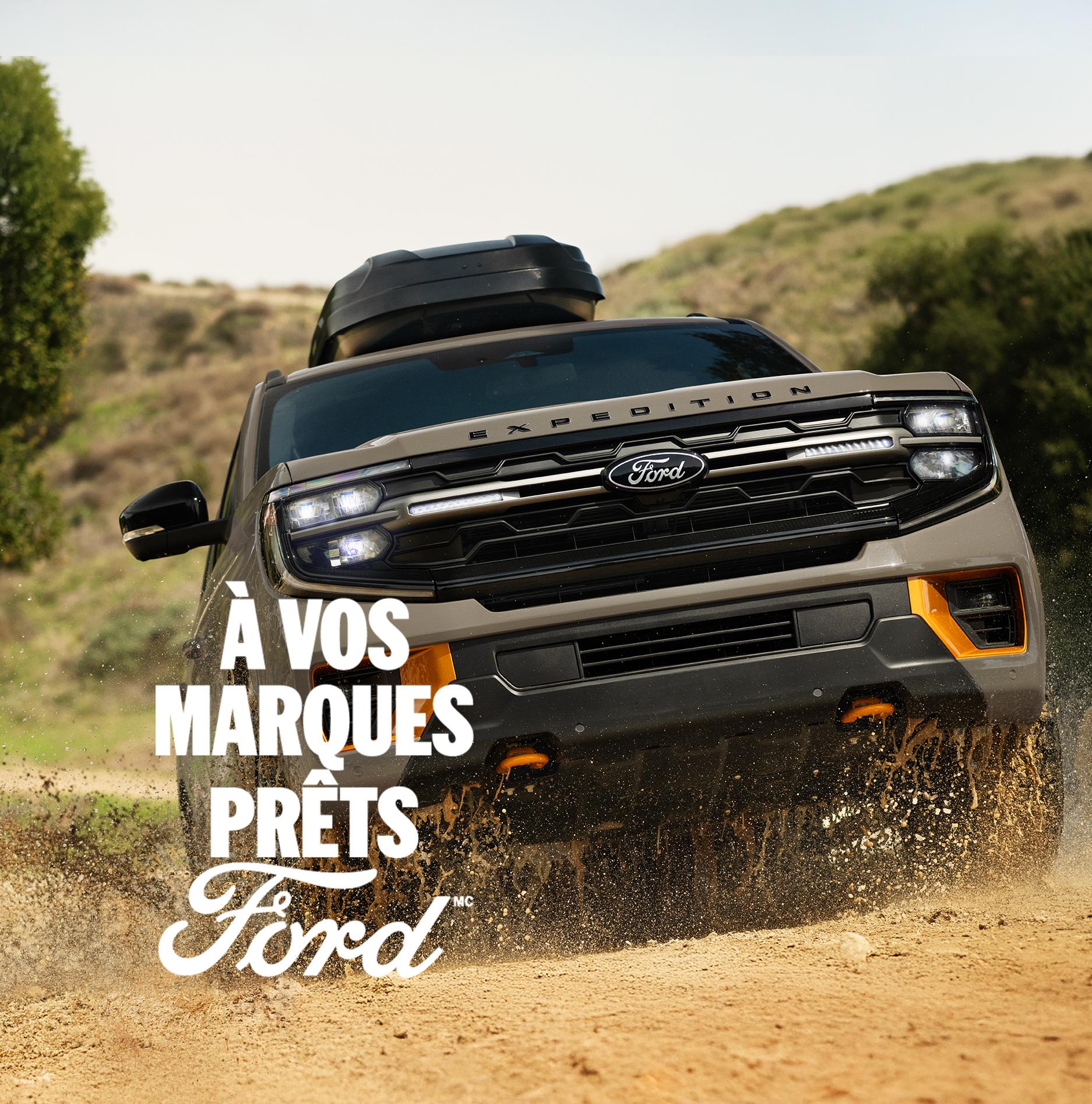 VUS Ford Expedition® Tremor® 2026 roulant dans une flaque d'eau
