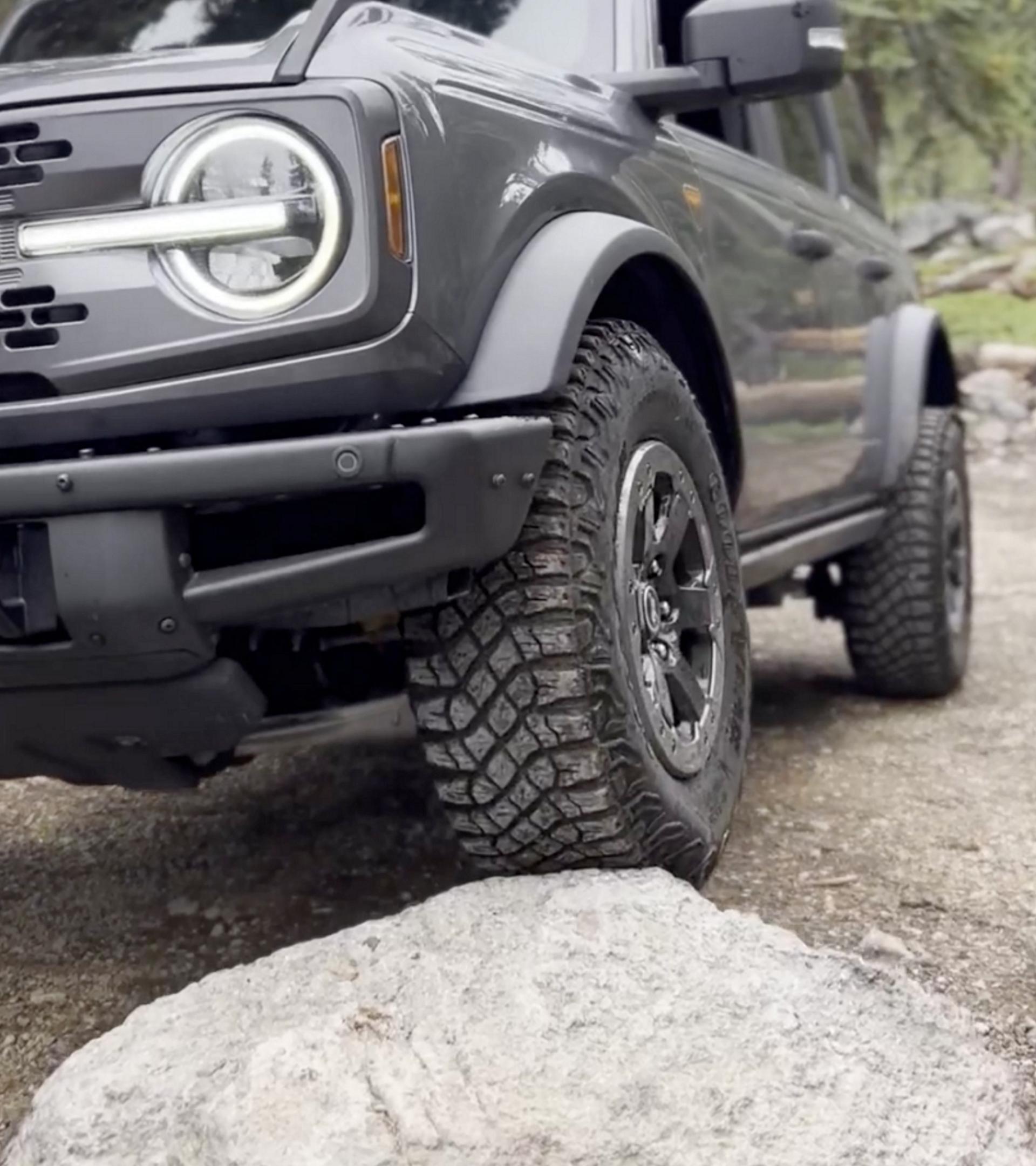 Un VUS Ford Bronco® 2026 conduit sur un grand rocher