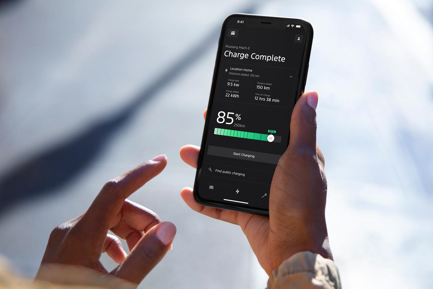 Un smartphone affichant l'état de charge d'un véhicule.