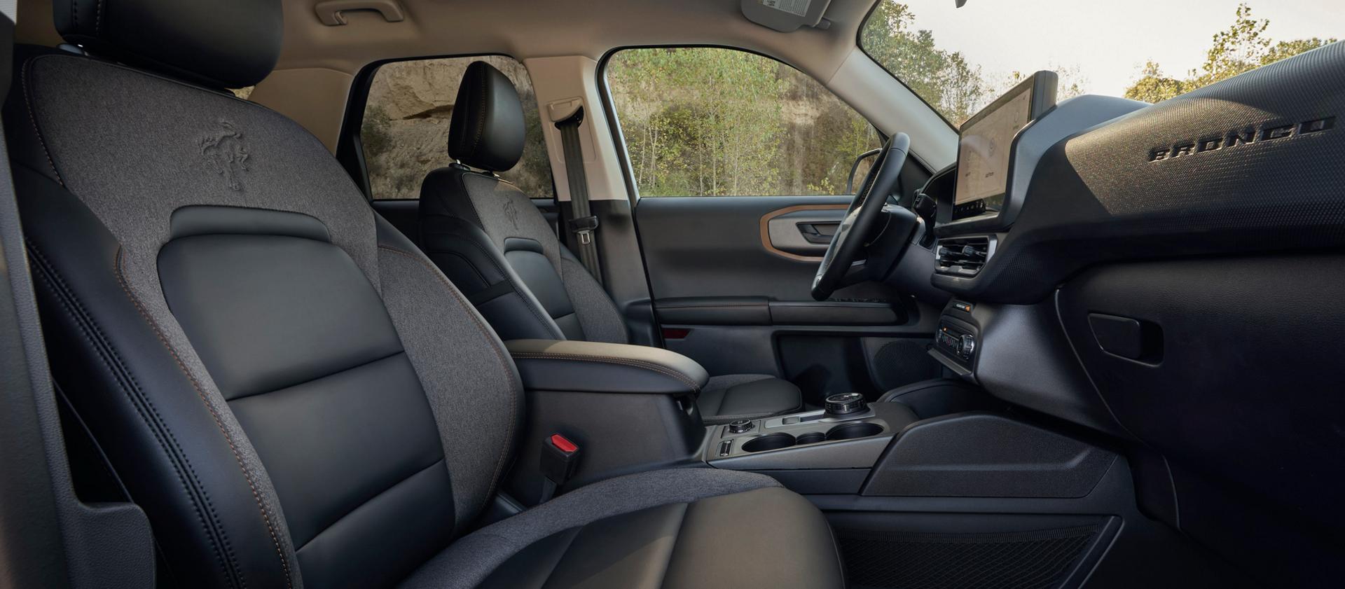 Intérieur du véhicule mettant en évidence les sièges et l'écran central