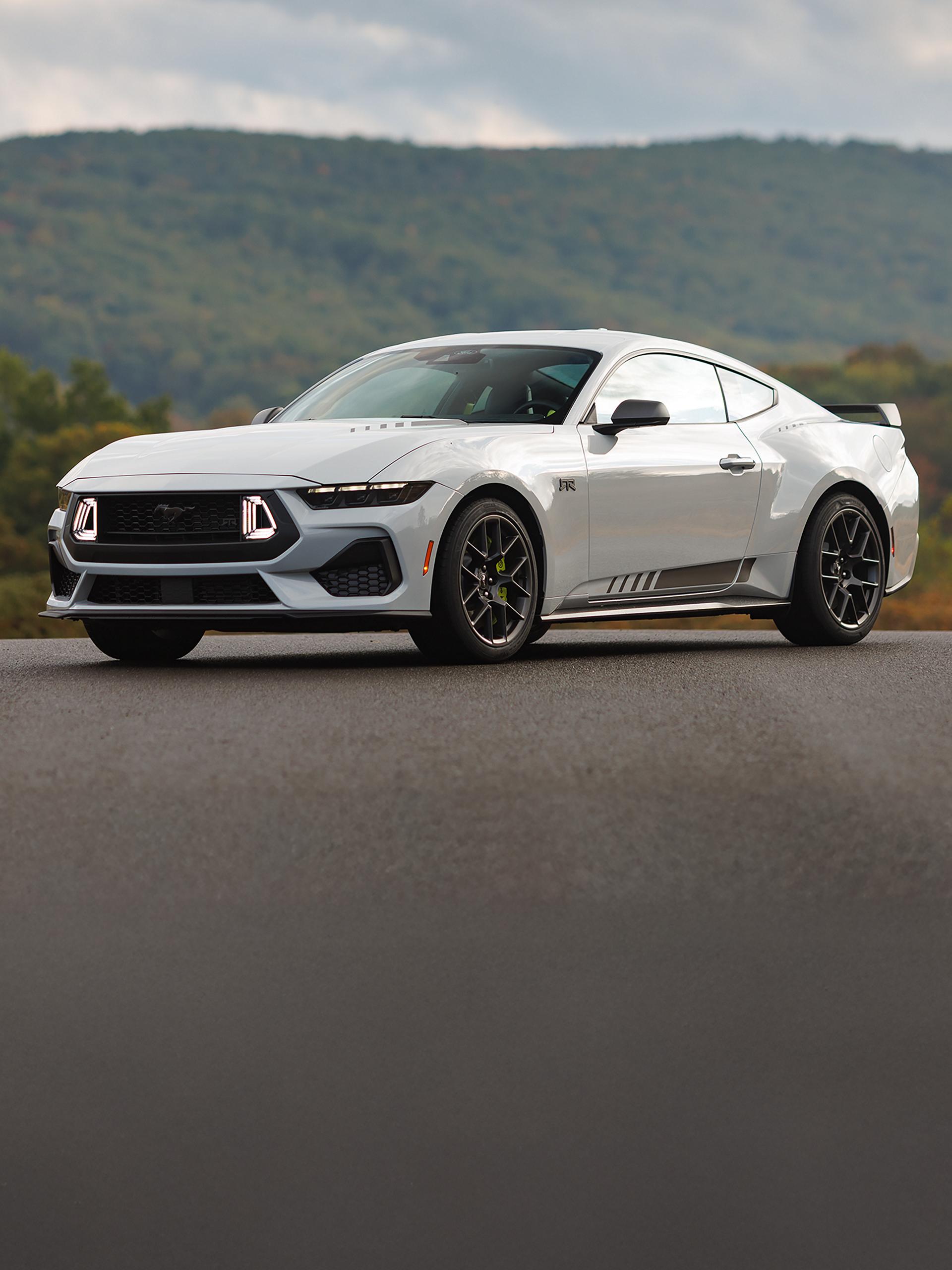 Ford Mustang® EcoBoost® coupé 2026 stationnée avec ensemble décor Mustang® RTR® en option