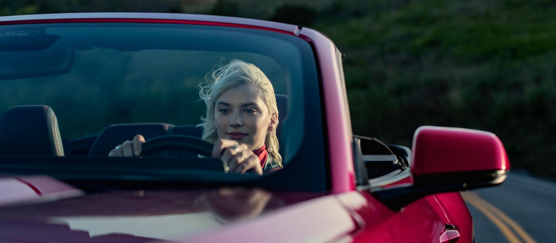 Personne conduisant une Ford Mustang® GT décapotable 2026 sur une autoroute