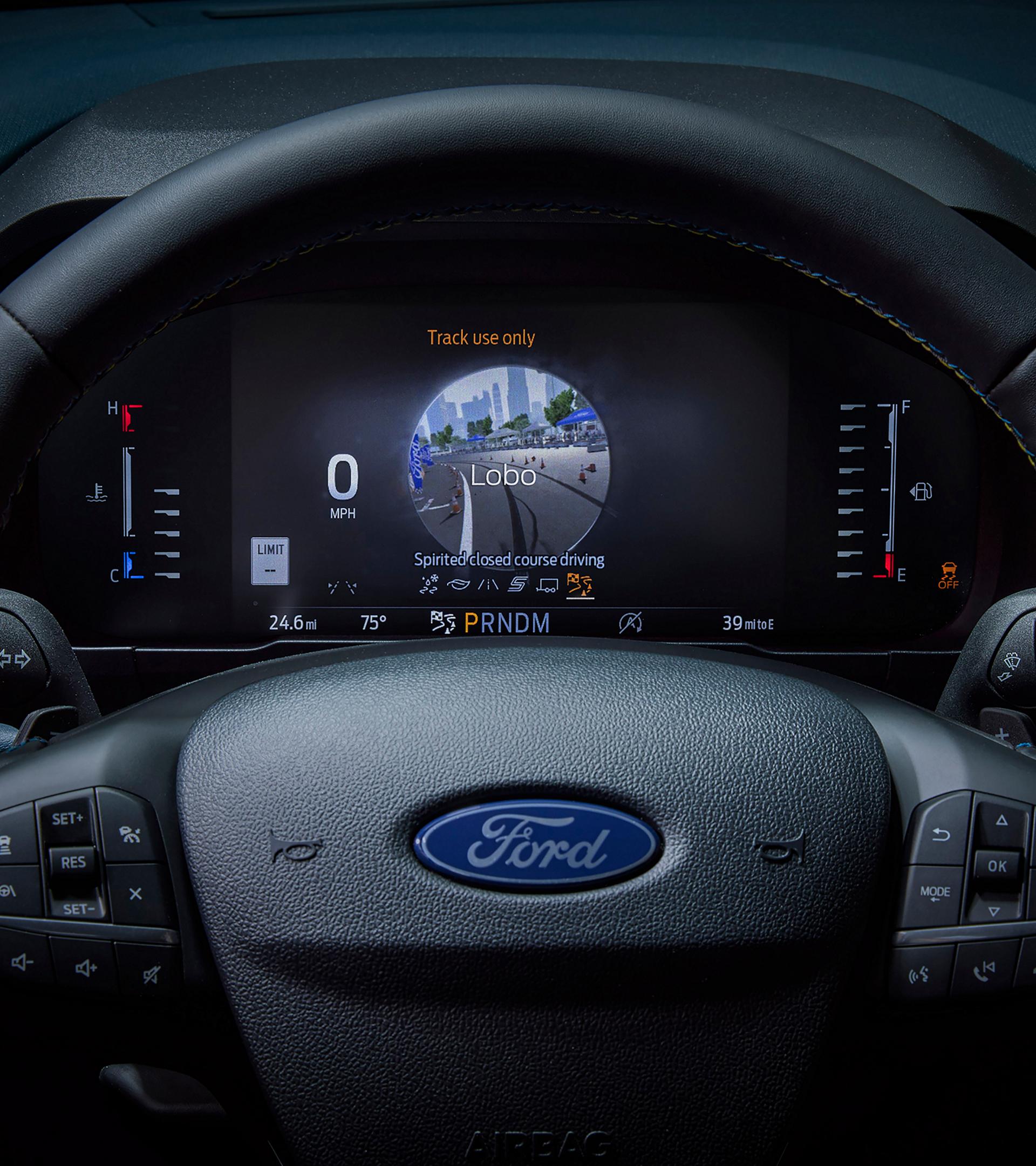 Gros plan sur l’affichage du tableau de bord mettant en évidence les modes de conduite