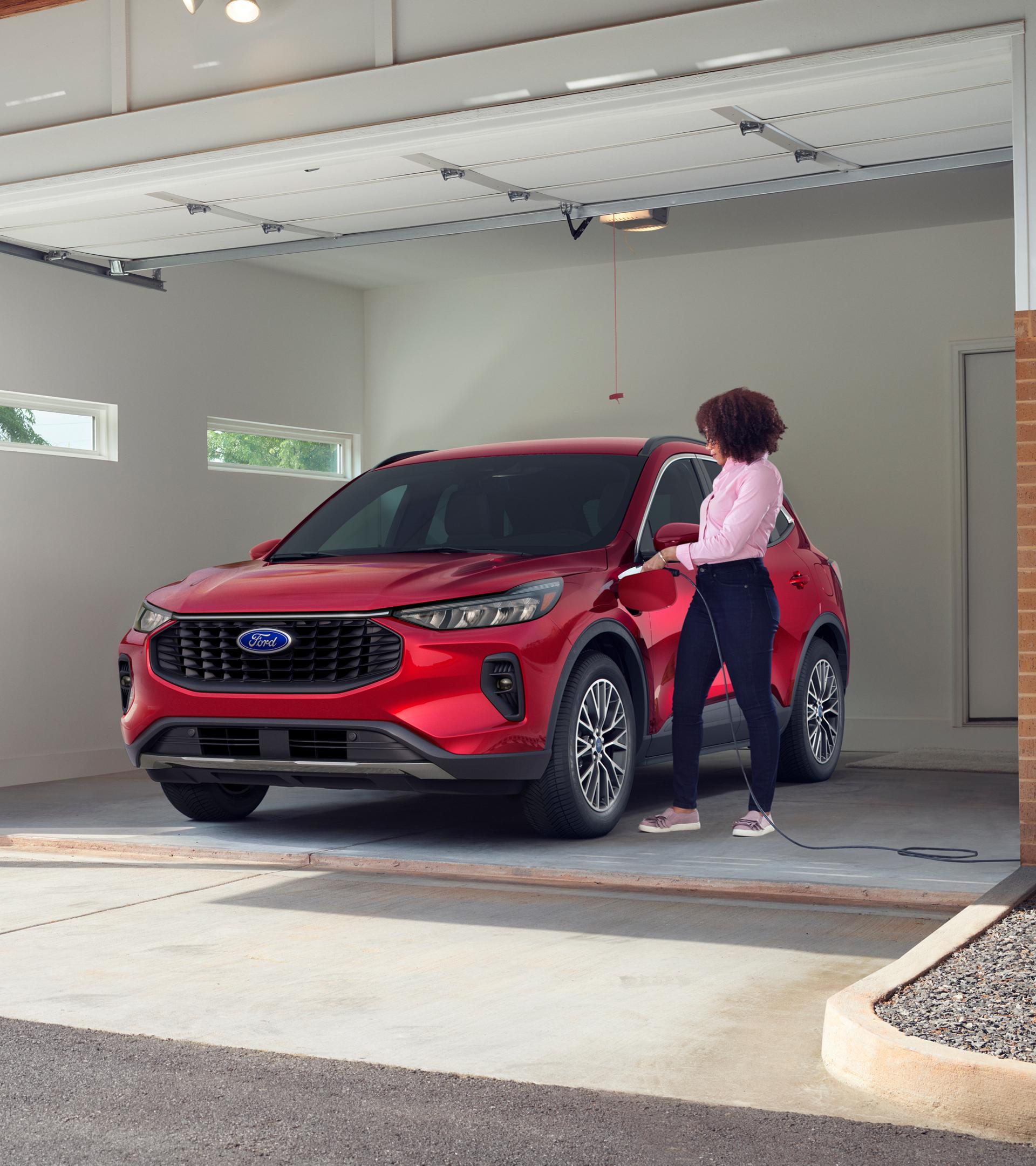 VUS Ford Escape® 2026 couleur rouge rapide stationné dans un garage