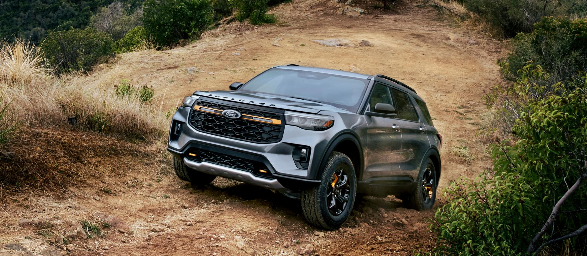 Un VUS Ford Explorer® Tremor® 2026 circulant sur une route de montagne poussiéreuse