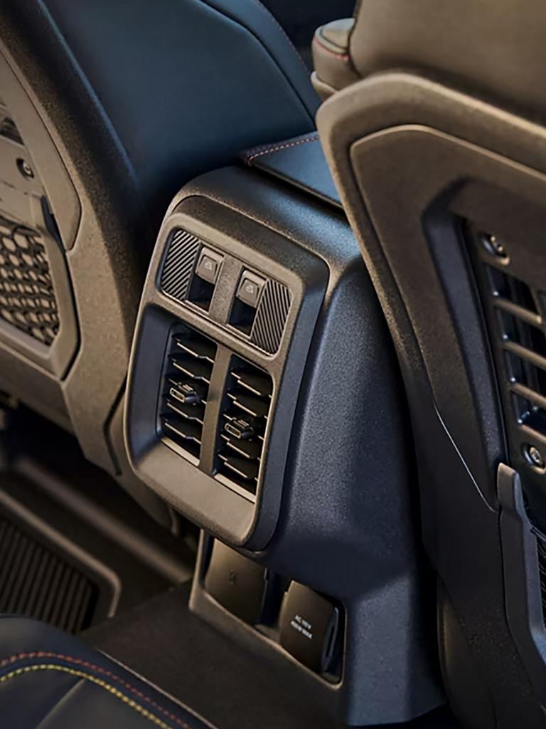 Intérieur de la banquette arrière d’un VUS Ford Bronco® 2026, montrant les bouches de chaleur intégrées à la banquette arrière.
