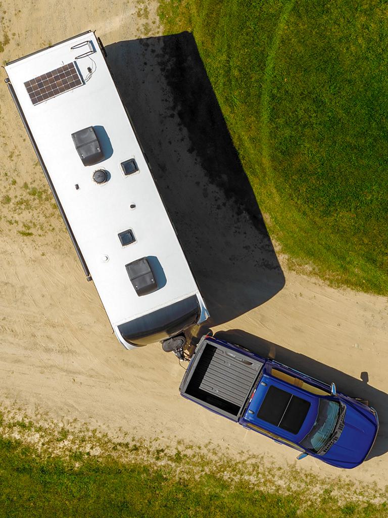 Vue aérienne d’un camion Ford F-150® 2026 tirant une remorque de camping