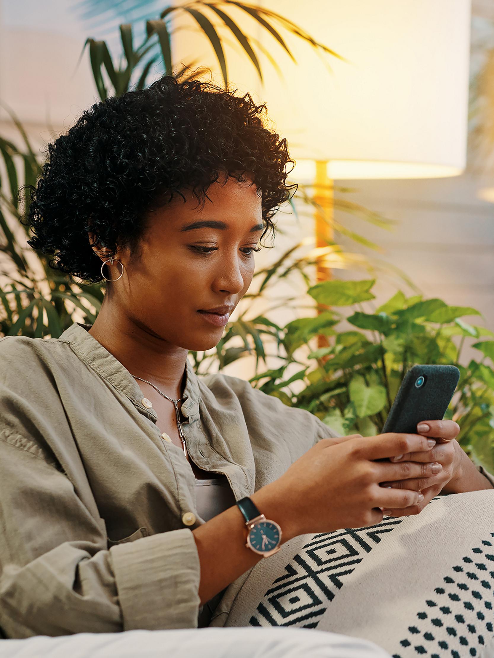 Une personne utilise un téléphone intelligent.