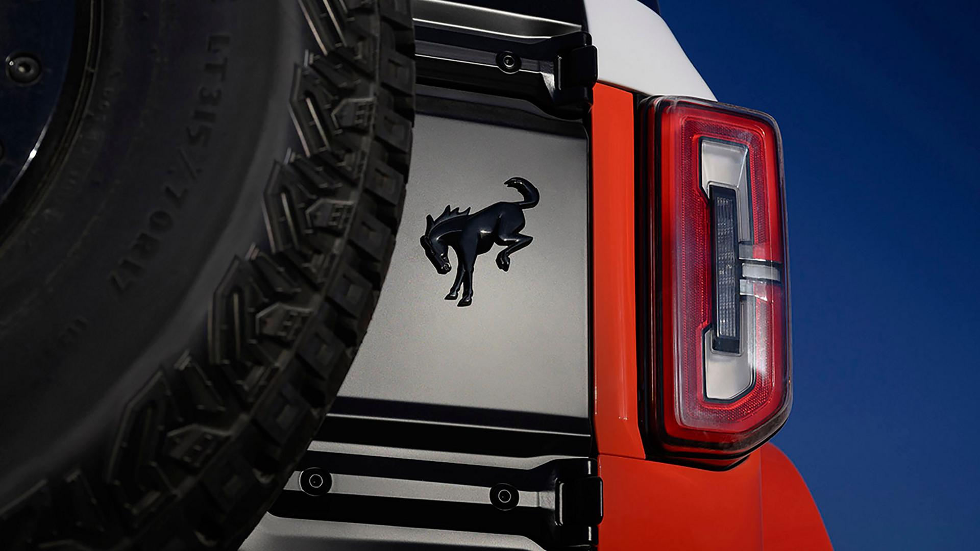L’insigne Bucking Bronco à l’arrière d’un VUS Ford Bronco® 2026