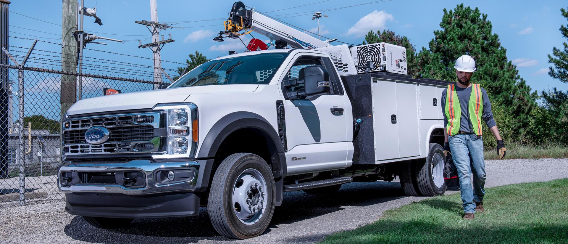 Un Ford Super Duty® à châssis-cabine 2026 avec une rallonge de flèche et un caisson utilitaire dessus
