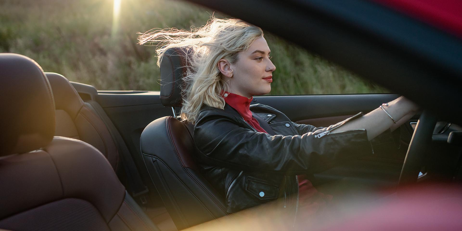 Une personne au volant d'une Ford Mustang® GT cabriolet de 2026 sur une autoroute