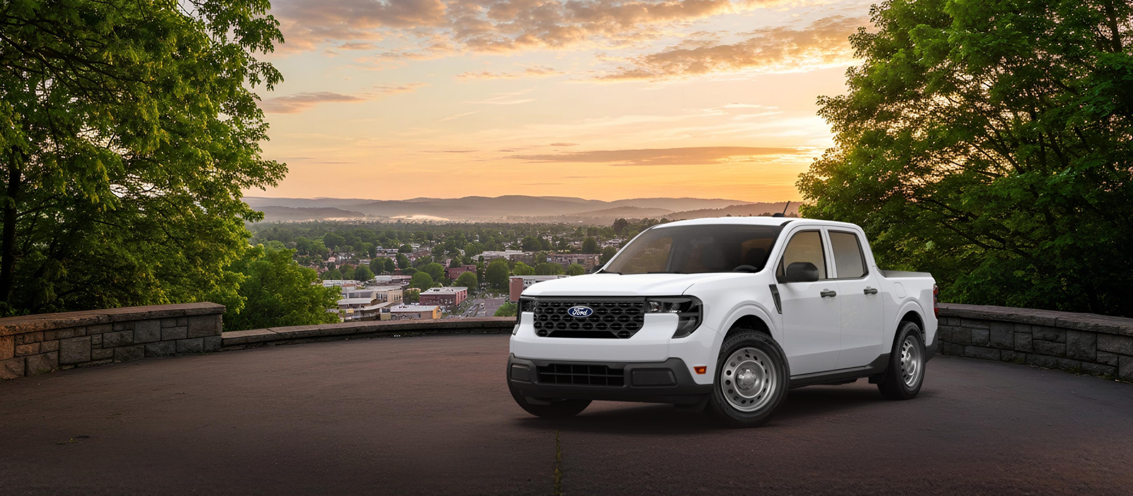Camionnette Ford Maverick® 2026 en Blanc Oxford stationné et surplombant une ville