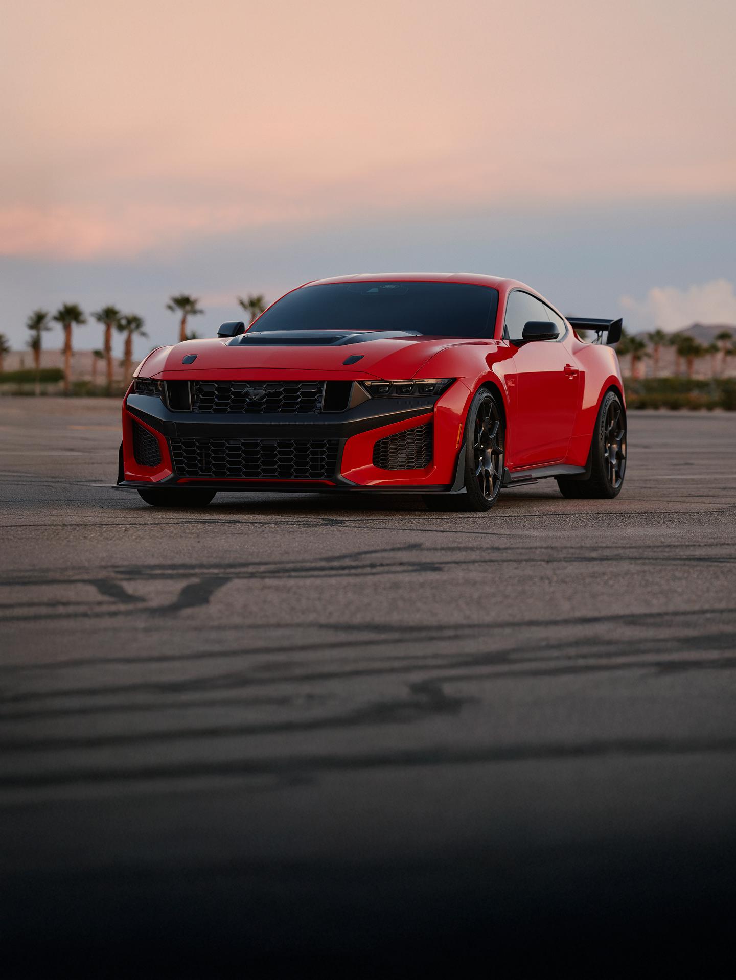 Mustang Dark Horse SC dans un stationnement désert.