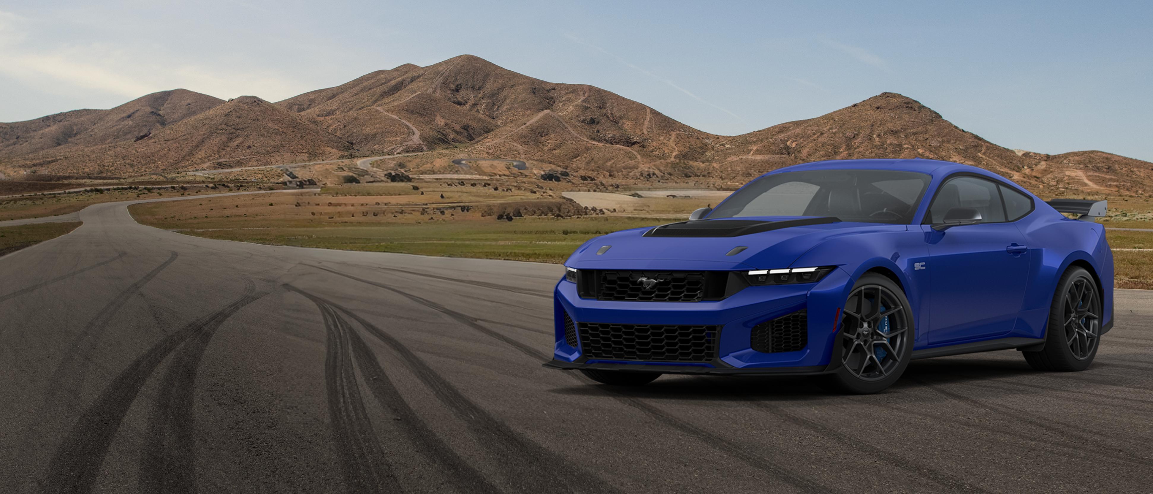 Modèle Ford Mustang Dark Horse® SC 2026 stationné sur un circuit fermé
