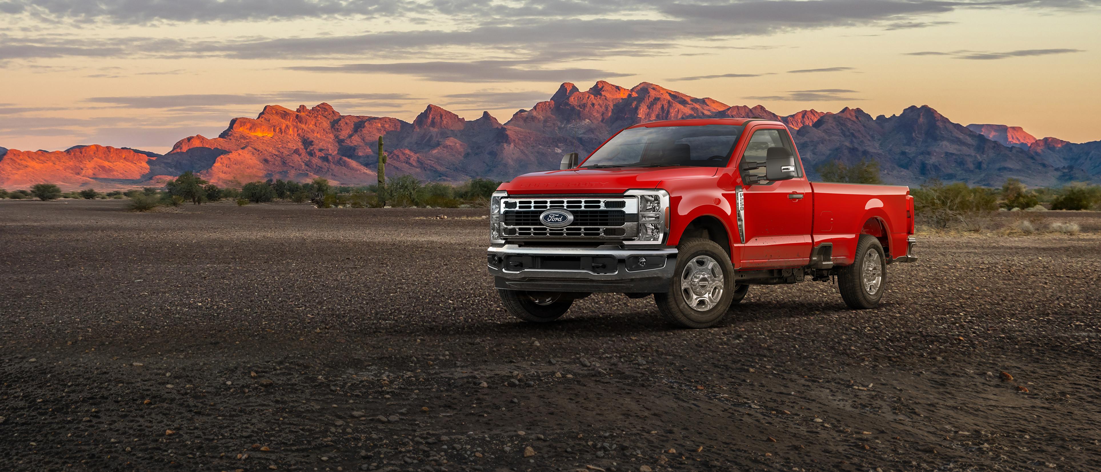 Camion Ford Super Duty® F-250® XLT 2027 stationné sur une route de terre dans les montagnes