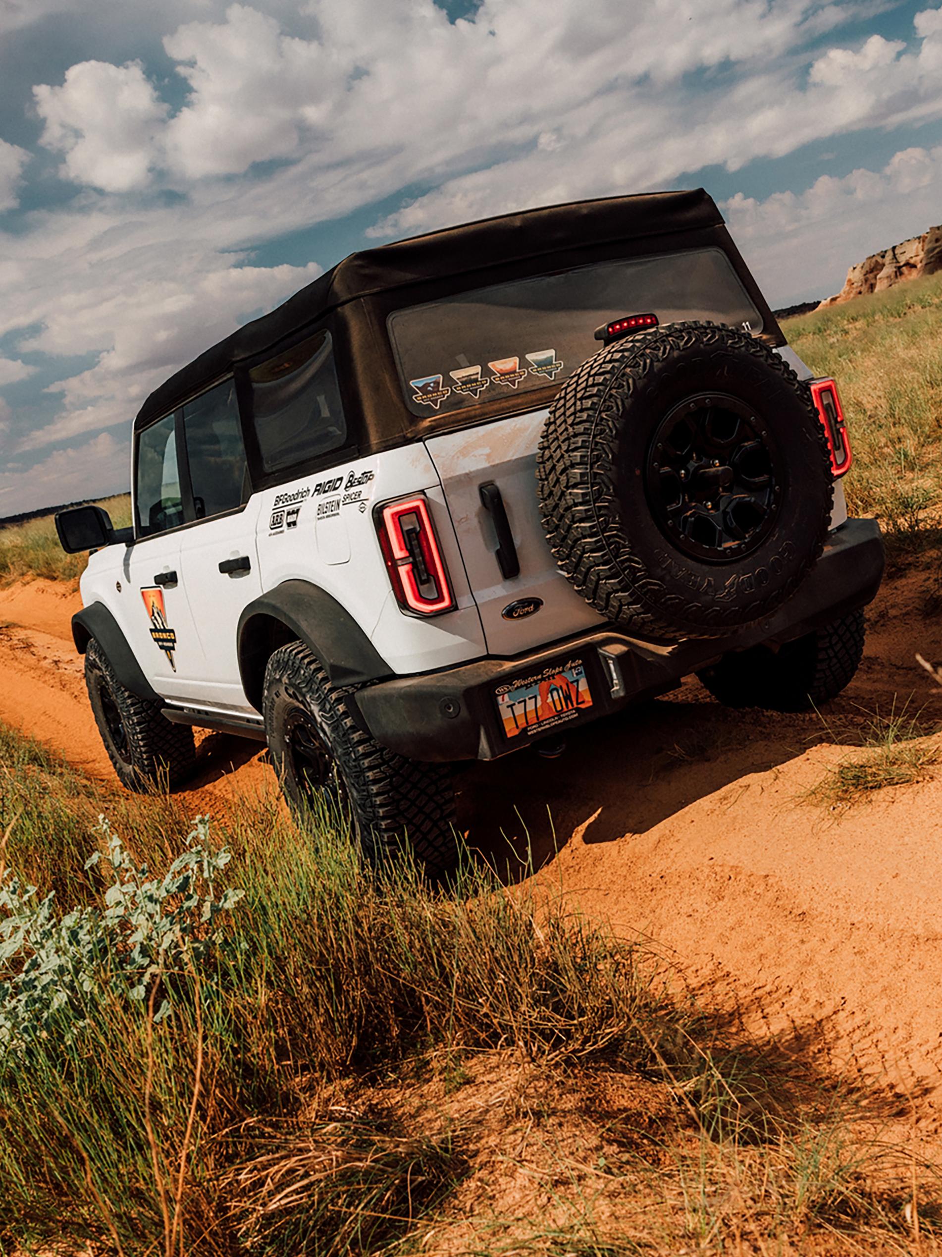 Un VUS Ford Bronco® 2026 conduit sur un chemin de terre à Moab, Utah