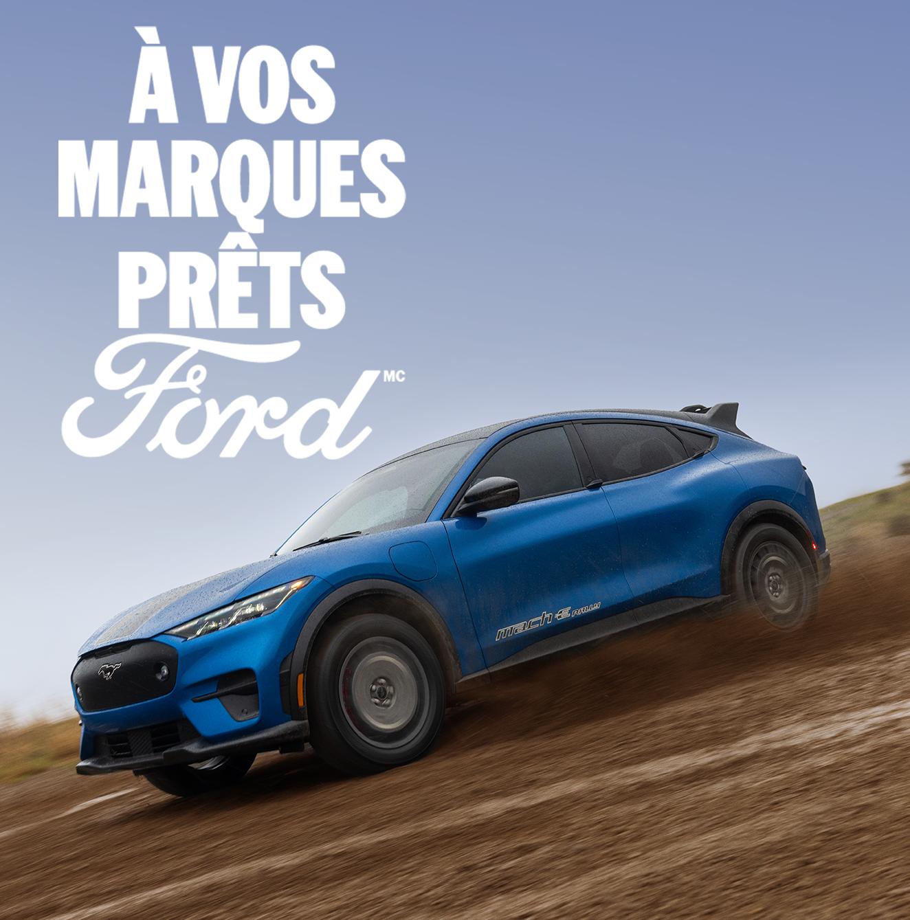 Vue en angle d’un modèle Ford Mustang Mach-E® GT 2026 avec les mots À vos marques, Prêts, Ford