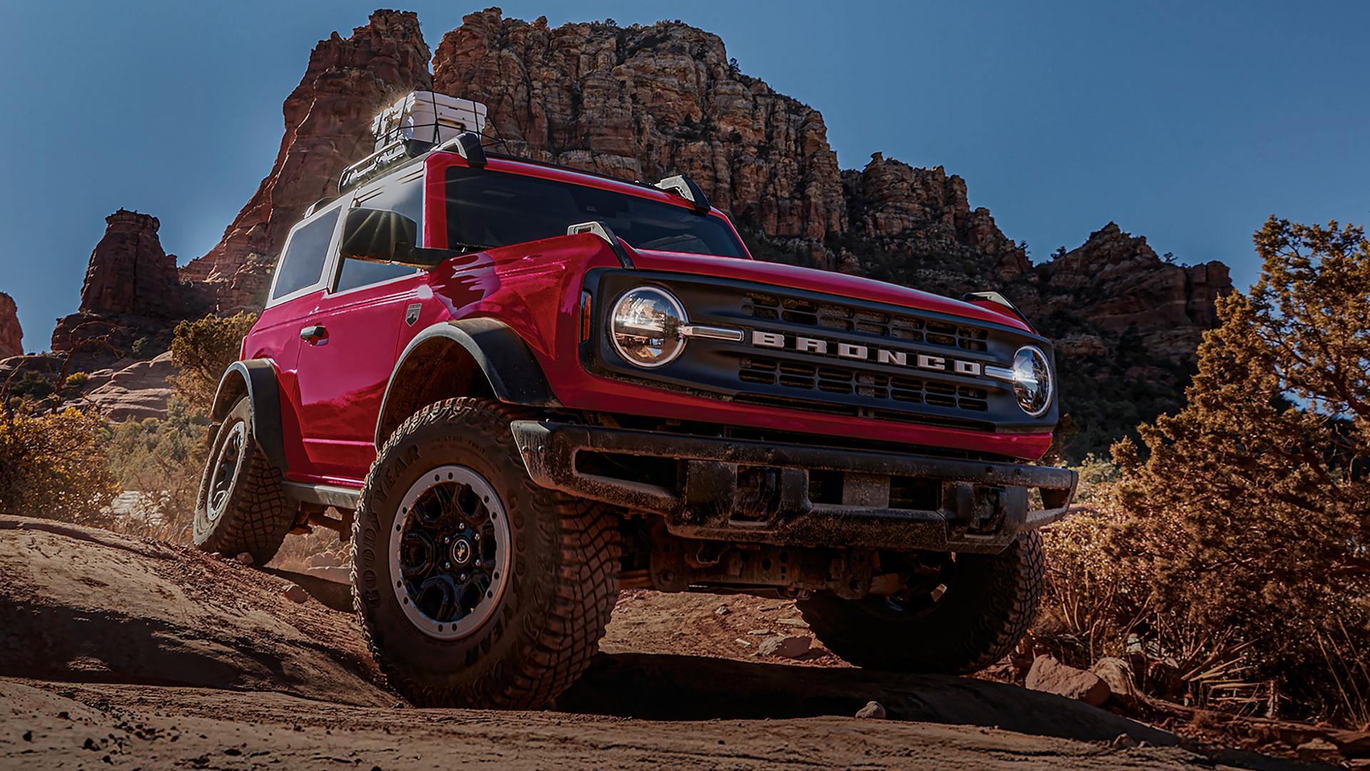 Un VUS Ford Bronco® 2026 avec l’ensemble Sasquatch® en option descendant une colline boueuse