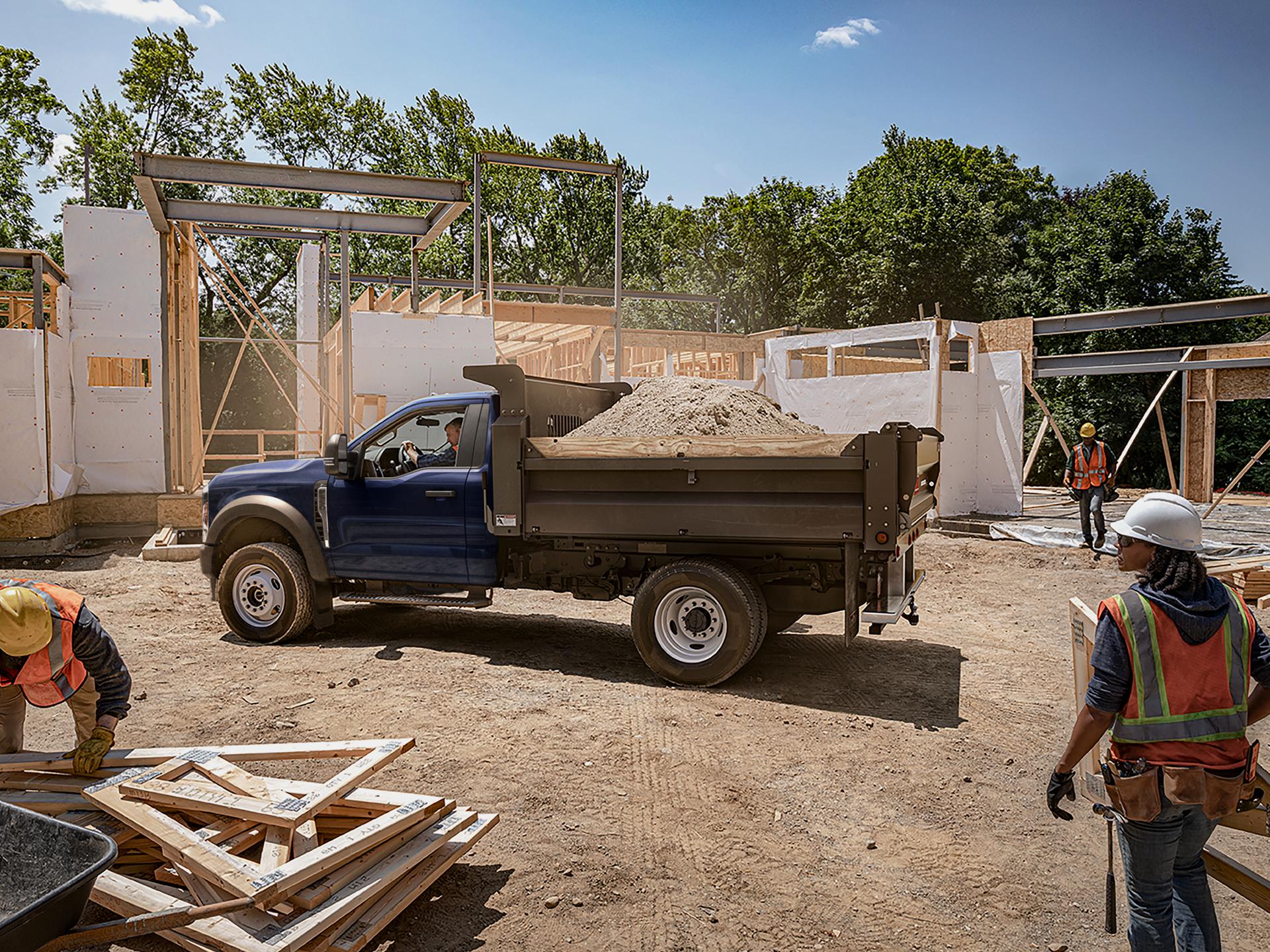 Un Ford Super Duty® à châssis-cabine 2026 équipé d’une benne basculante chargée de terre sur un chantier