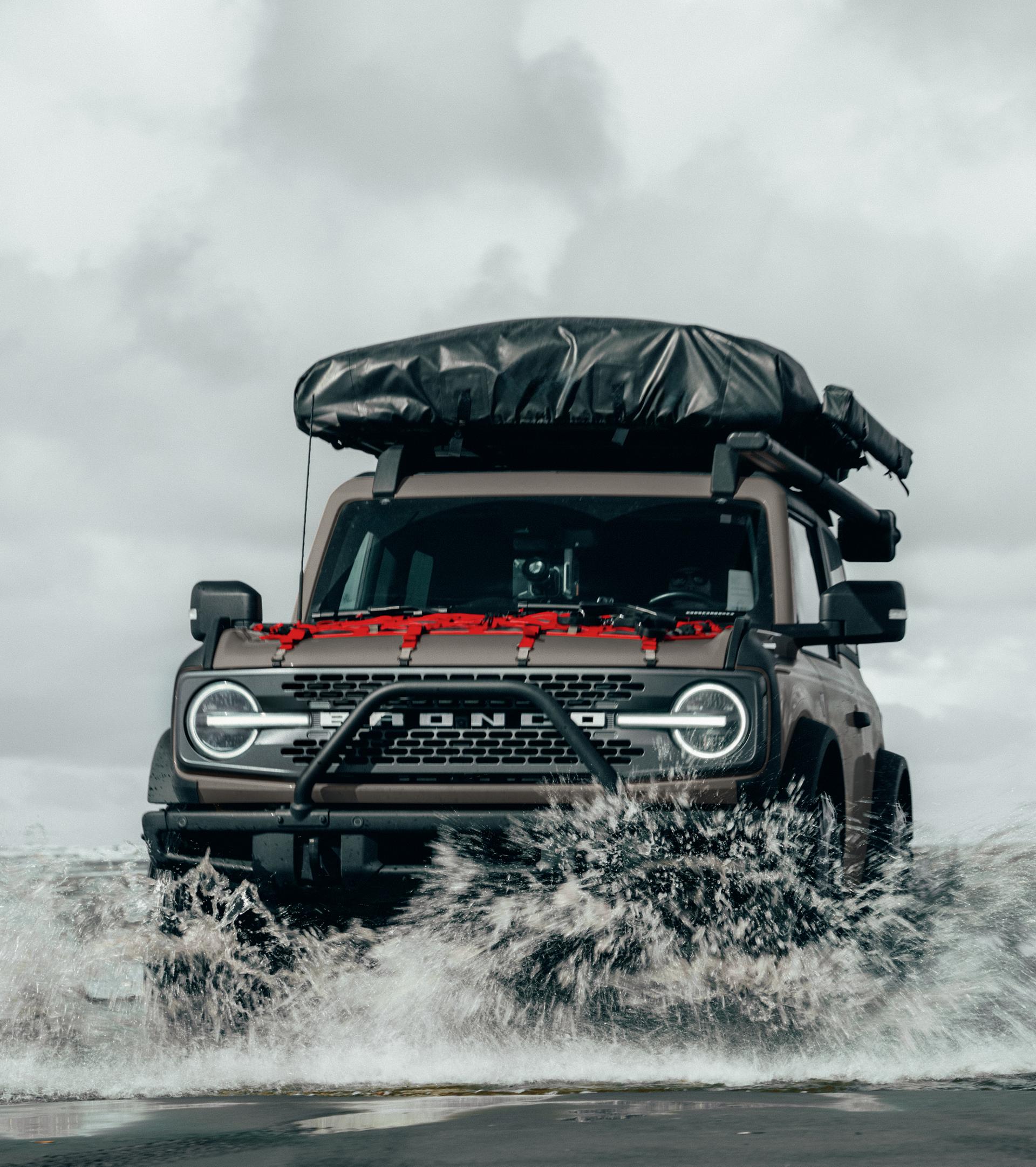 Un VUS Ford Bronco® 2025 circulant dans l’eau