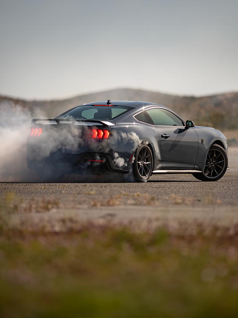 Une Ford Mustang Dark Horse® coupé 2026 circulant dans un tunnel