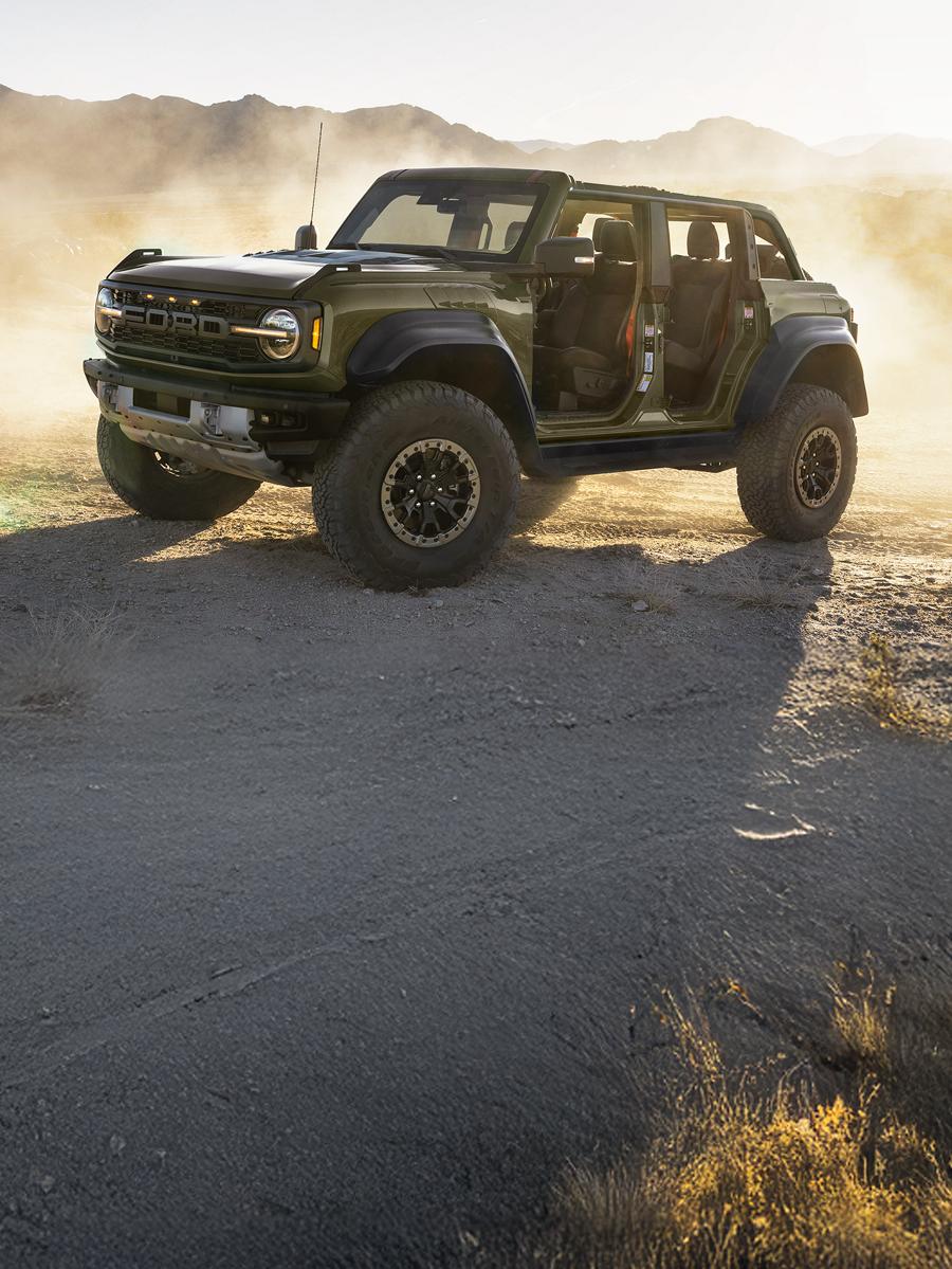 Bronco Raptor avec portes et toit enlevés.