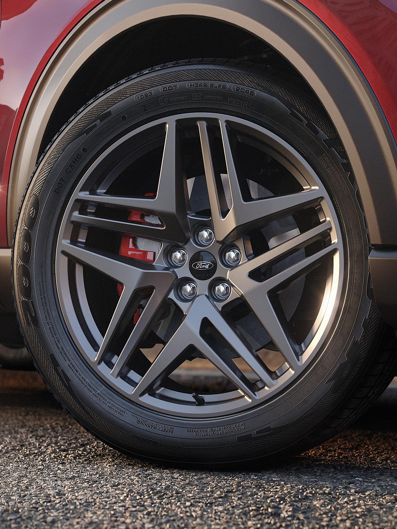 La roue avant et les étriers de frein peints en rouge sur un modèle Ford Explorer® ST-Line 2027 avec Ensemble urbain en option