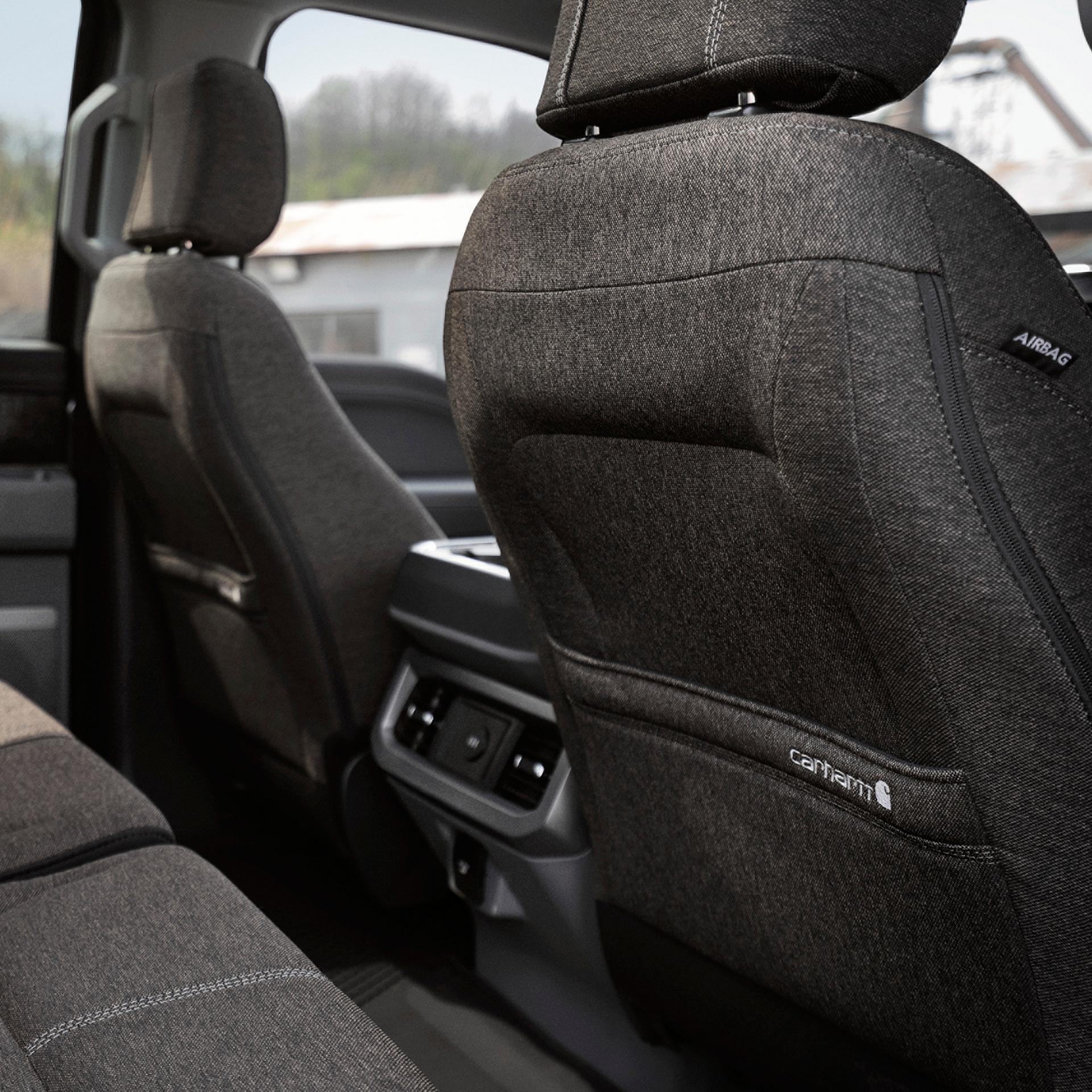 Vue de l’intérieur de la banquette arrière du modèle Ford Super Duty® F-350® XLT 2027 avec l’ensemble Super Duty Carhartt®