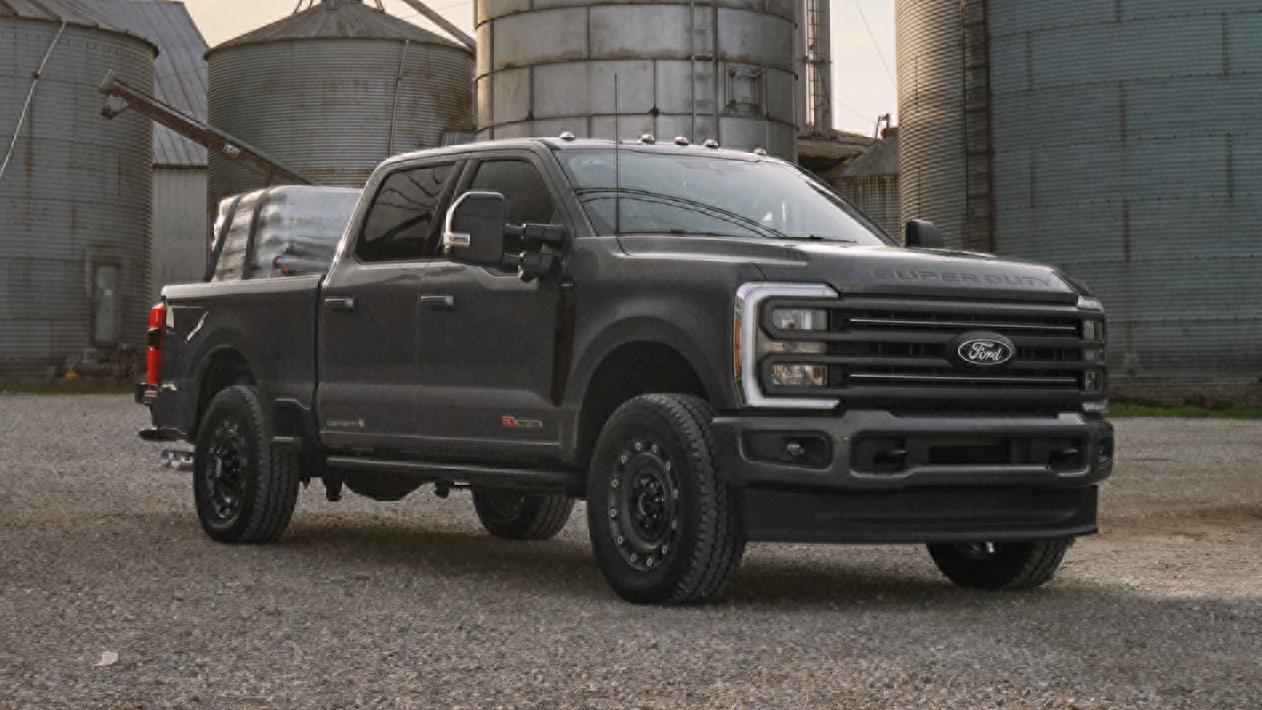 Un Ford Super Duty garé sur un site industriel.