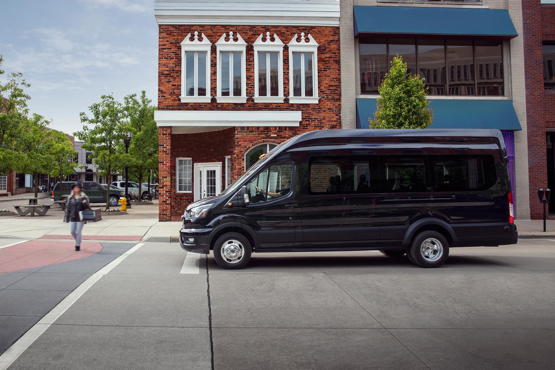 Une fourgonnette Ford Transit® 2025 arrêtée à une intersection
