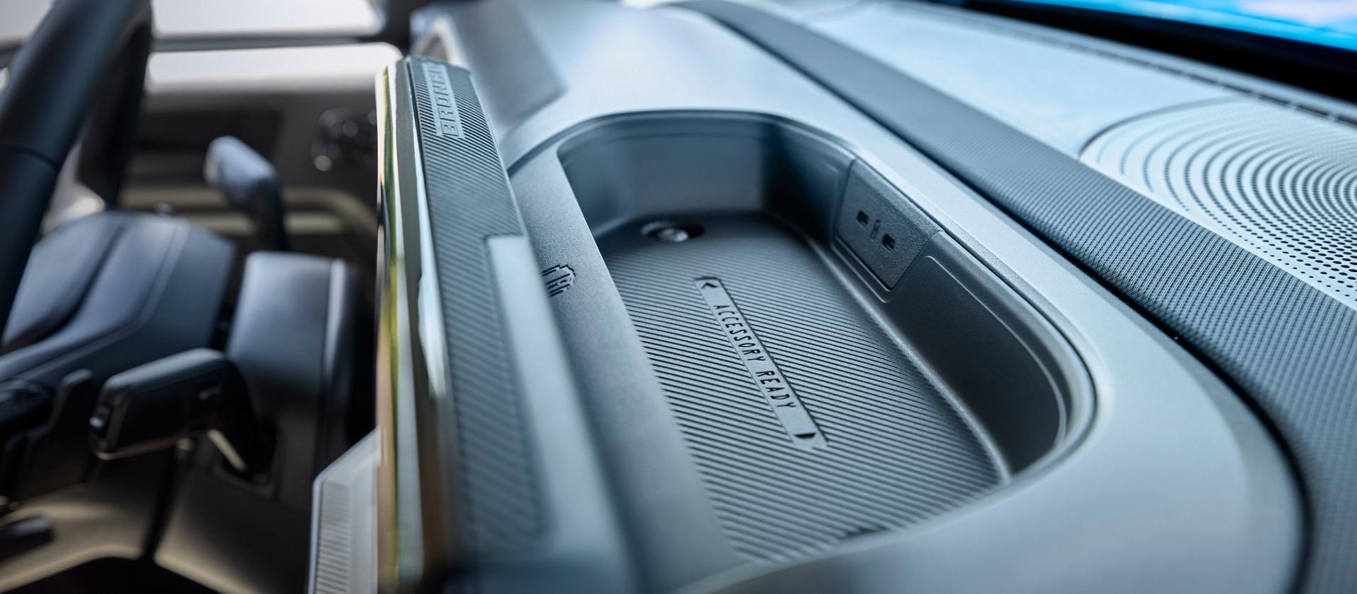 Intérieur du VUS Ford Bronco Sport® 2026 montrant le bac pour appareils sur le tableau de bord