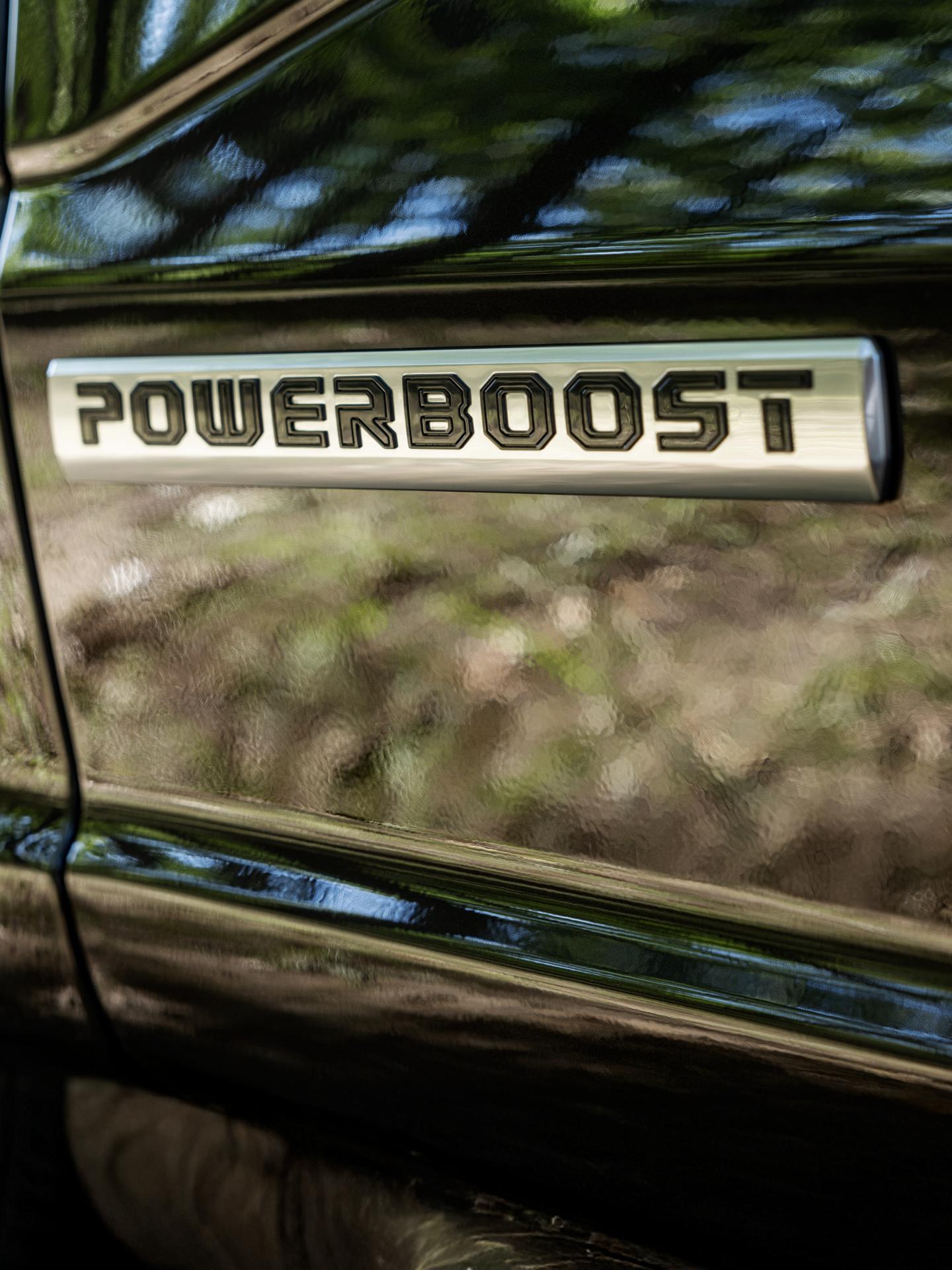 Gros plan du logo Powerboost sur un F 150 2024 noir.